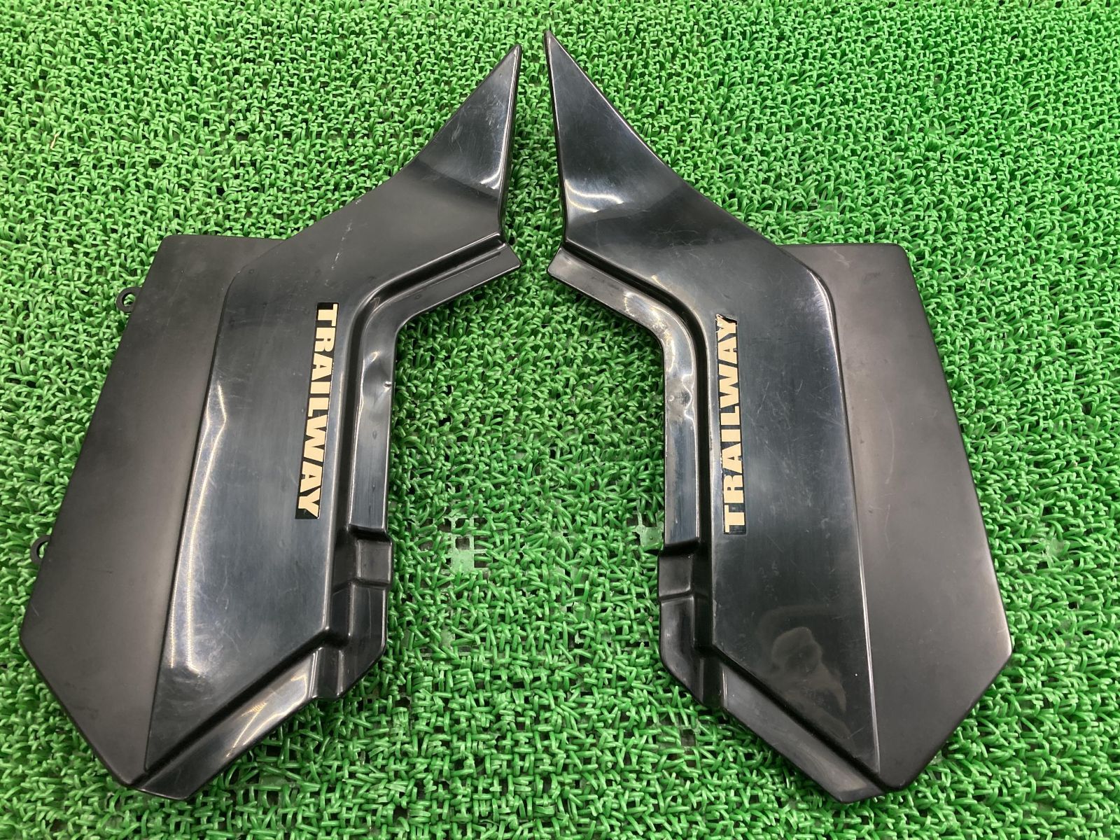 TW200 TW225 サイドカバー 左右 黒 ヤマハ 純正 中古 バイク 部品 美品 DG07J DG09J TRAILWAY コケキズなし ノーマル戻しに  車検 Genuine - メルカリ