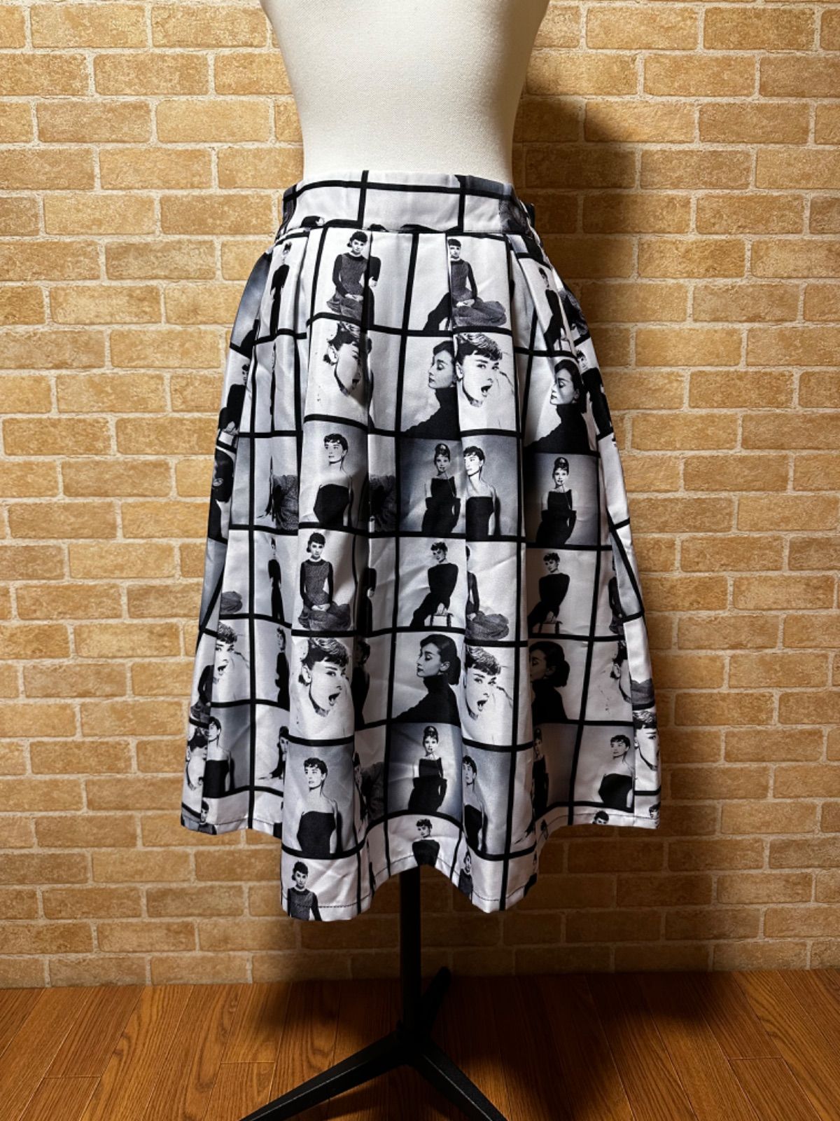 限定Ｗ特典付属 【レア×美品】オードリー・ヘプバーン シネマ柄 フレア ...