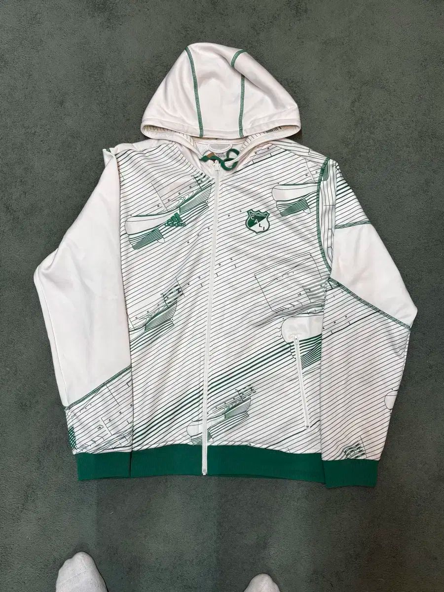 adidas ホワイト フード付きパーカー