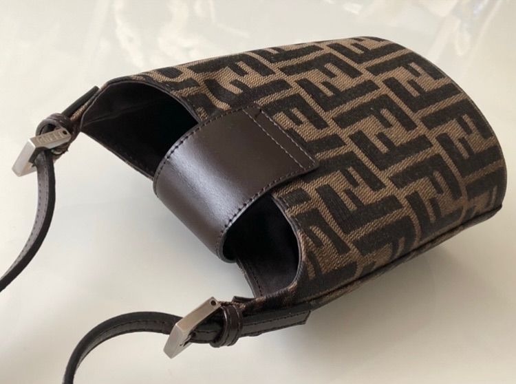 ◇新品をお探しの方に◇ FENDI 一番人気のズッカ柄 バッグ 未使用 新品 