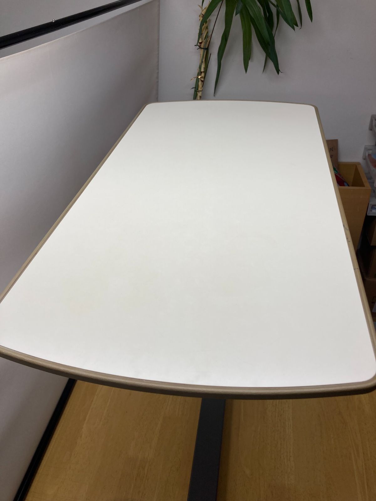 ベッドサイドテーブル