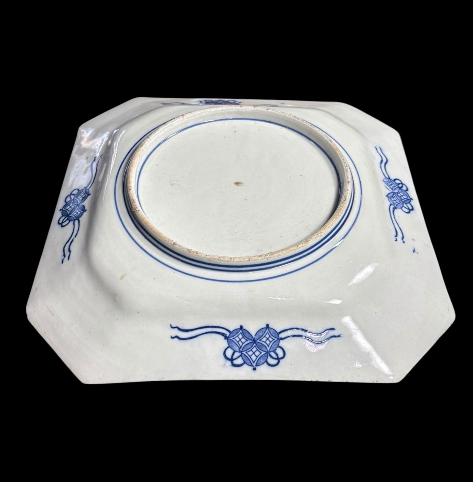 美品　古伊万里　陶器　年代物　盛り皿　角皿　八角絵皿　線画　山水の絵柄が素敵な 古伊万里 八角絵皿 [山水風景文図] 染付 年代物 八角皿 角皿