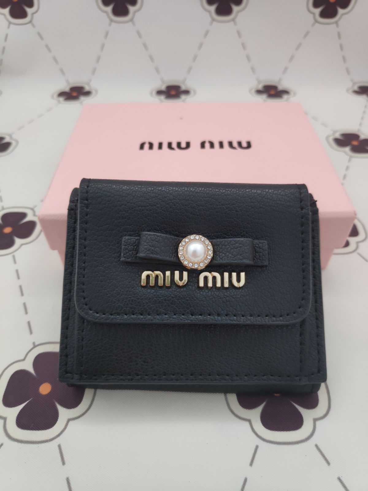 極美品✨ミュウミュウ　財布　黒　ミニ財布　小銭入れ付き　レディース用　超人気　新品　Miumiu