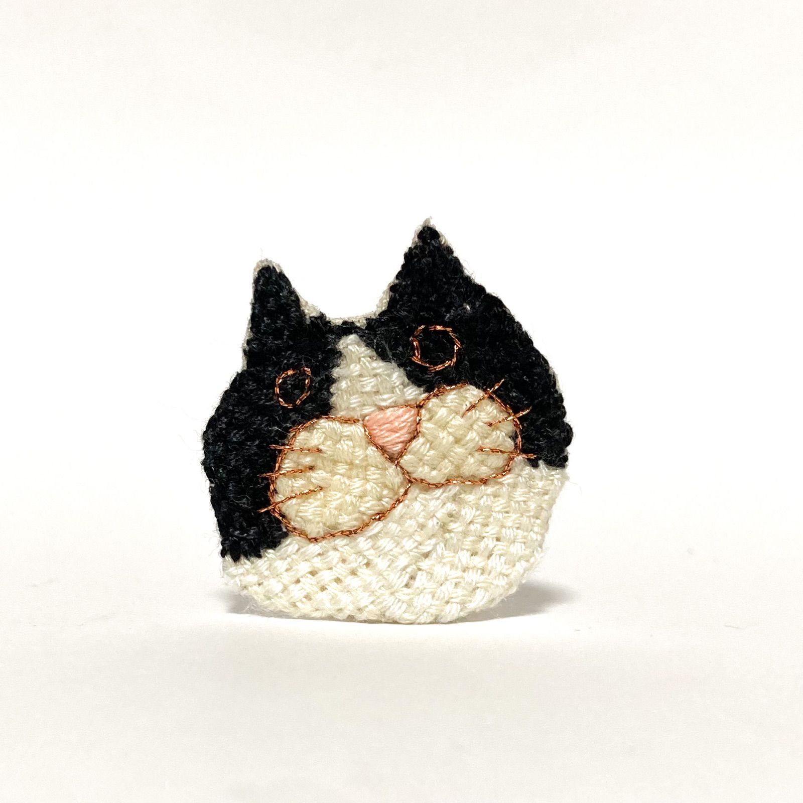 商品見本❗️ダーニング刺繍 猫の刺繍ブローチ ダーニング 猫 ブローチ