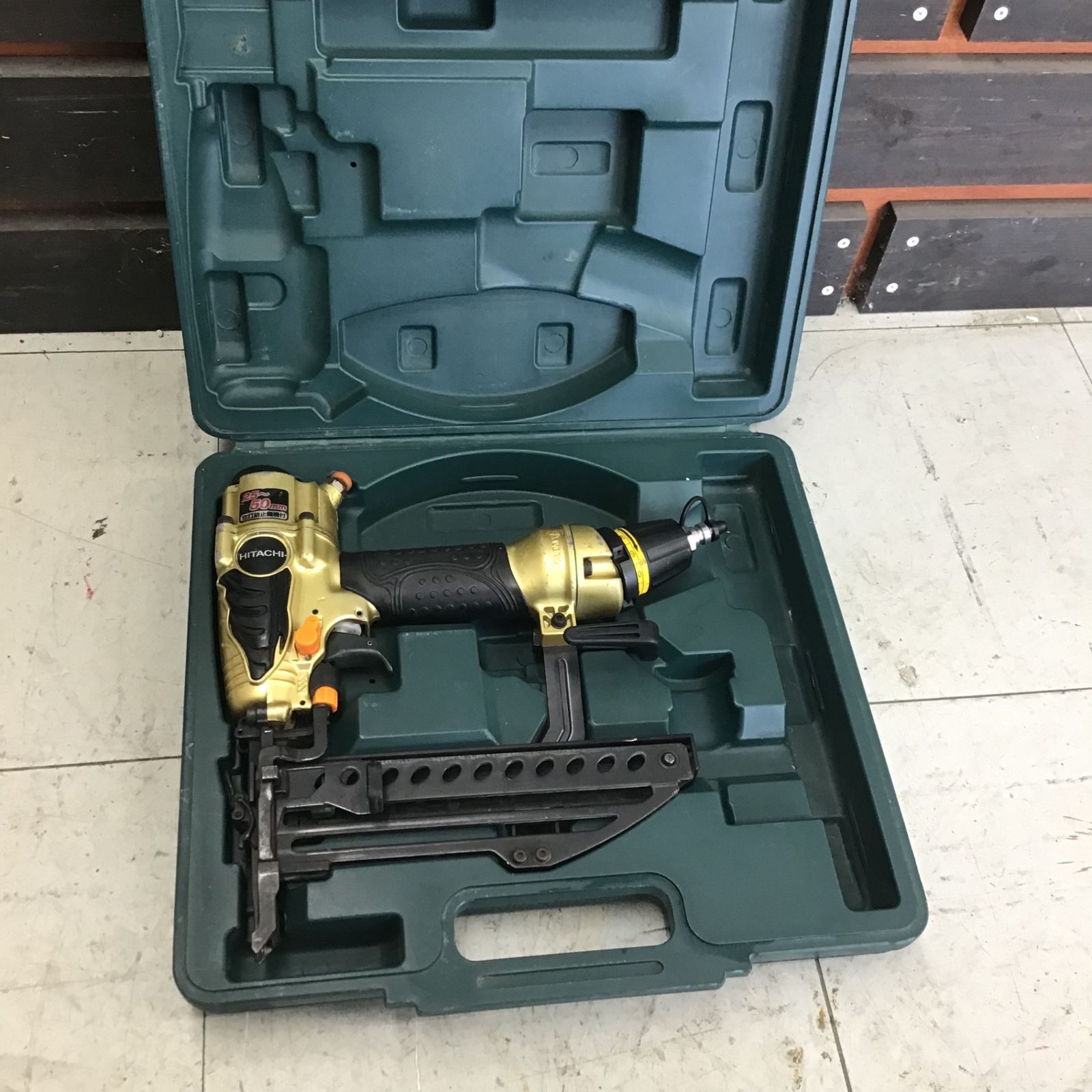 日立工機 N5008HM 高圧フロアタッカ【船橋馬込店】【店頭取引限定】【中古】管理番号：IT9WC291FJEI 日立工機 N5008HM 高圧フロアタッカ【船橋馬込店】【店頭取引限定