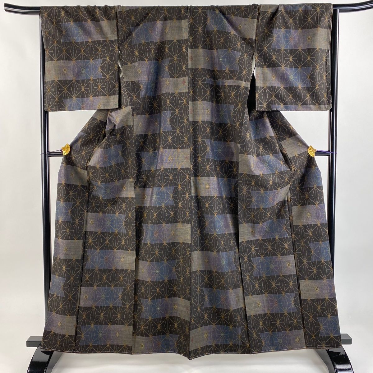 紬 身丈163.5cm 裄丈67.5cm L 袷 麻の葉 横段 墨色 正絹 秀品