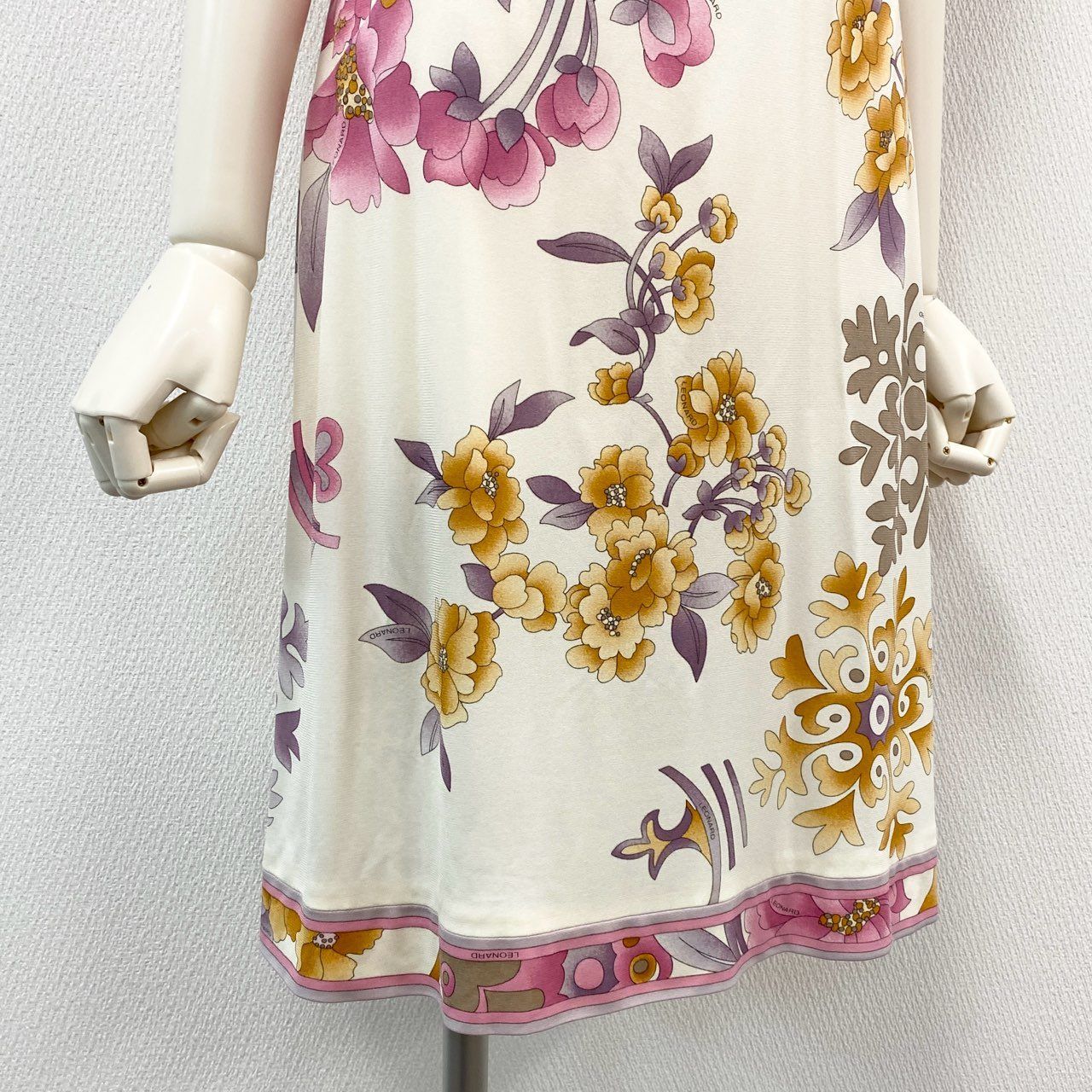 【美品】LEONARD レオナール 花柄 半袖ワンピース カンカン素材 38 76i12 《美品》 LEONARD レオナール 美しい花柄プリント