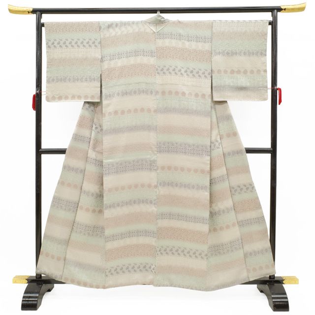 新古品 御召 袷 着物 お召 先染め 織り柄 正絹 グレージュ 多色 薄緑 薄紫 ピンク 段柄 名物裂 動物 草花 寄せ柄 カジュアル 春 秋 冬 仕立て上がり 身丈159 裄丈66 ふくよか Mサイズ 身幅広め みやがわ sb16506