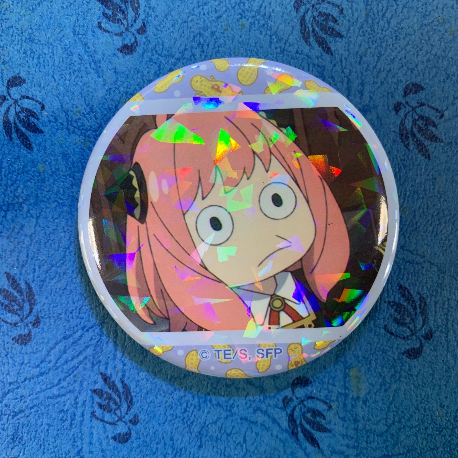 スパイファミリー アーニャ ホログラム 缶バッジ ② - メルカリ