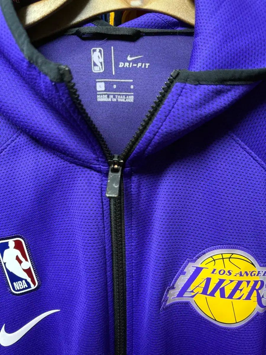 L NIKE ナイキ X NBA サーマ フレックス la Lakers フード ジップアップ MEBLE-SODAR_PL