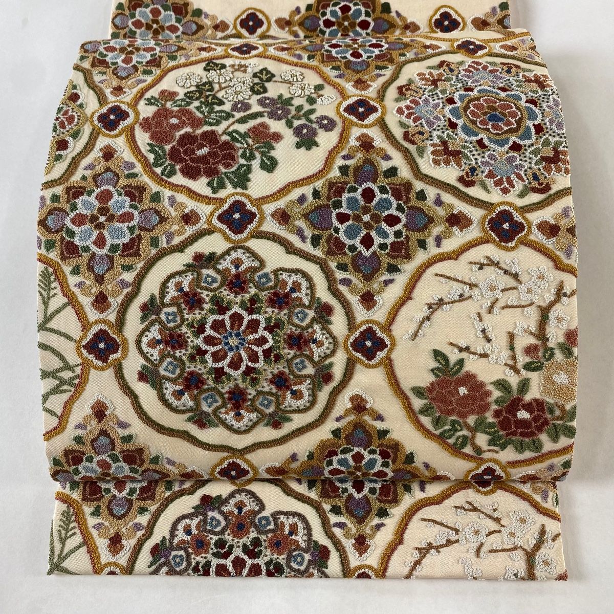 袋帯 逸品 草花 華文 相良刺繍 金糸 薄ピンク お太鼓柄 正絹 【中古 