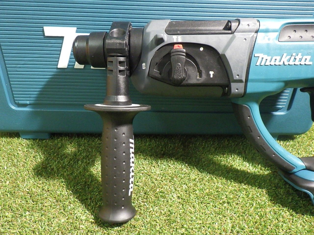 コンクリートや石材などの穴あけ作業に マキタ ハンマードリル HR202D 品