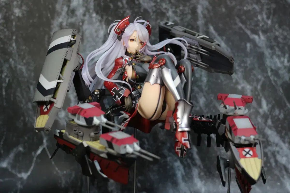アズールレーン プリンツ・オイゲン アルター フィギュア 新品未開封 浮遊感あるポージングと迫力満点の艤装が魅力。「アズールレーン