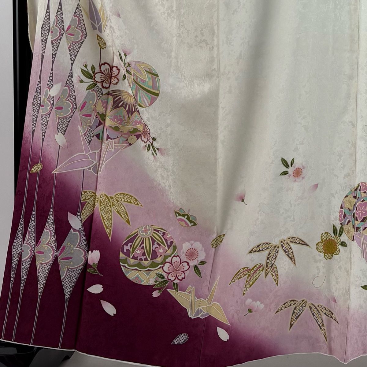 振袖 身丈161.5cm 裄丈66.5cm M 袷 手毬 桜 箔 金彩 クリーム 正絹 秀品