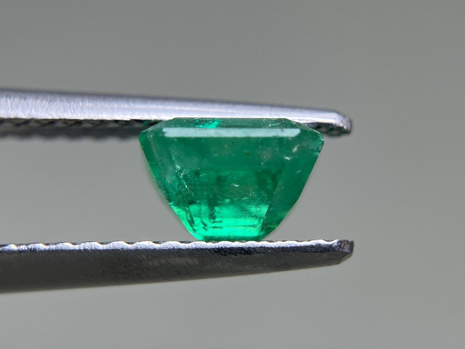 エメラルド 0.932ct 中央宝石ソーティング付き 5.93×5.89×4.00 ルース( 裸石 ) 3784YY ルース エメラルド ⁄ ~ ダイヤモンド ⁄