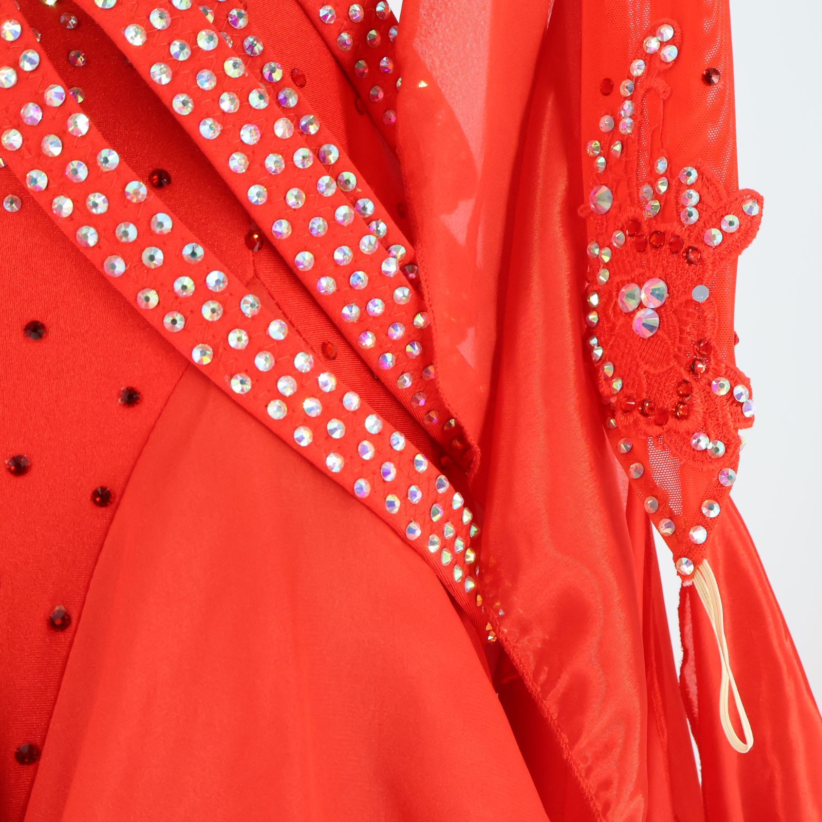 赤いフリルダンス衣装 ビジュー付き 赤いフリルダンス衣装 ビジュー付き