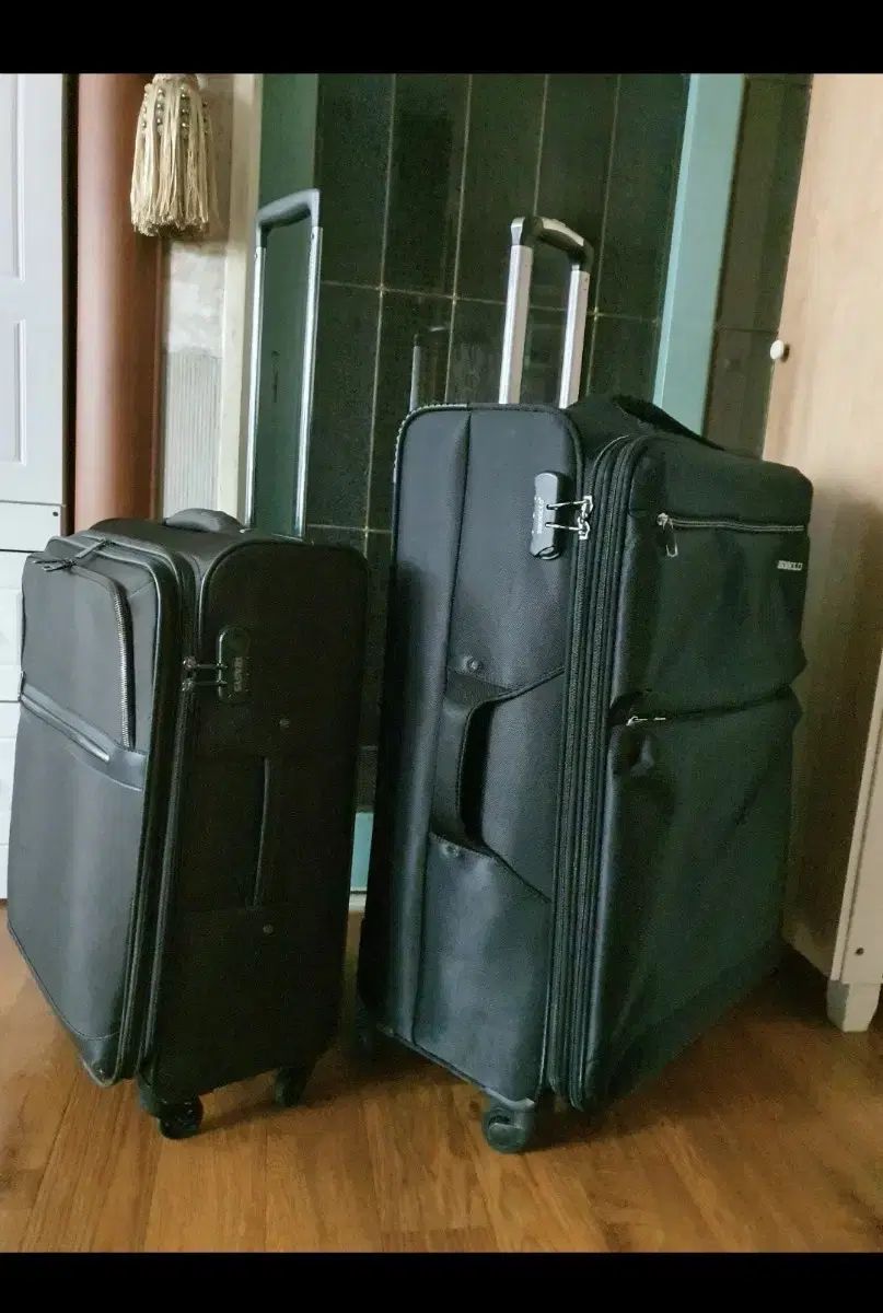 大型キャリア4輪タイヤ パスワードロック機能 拡大ジッパーあり お買い得4万円 その他キャリアおよびリュック リュックサックなど全て おまけ付き メルカリshop取引では対象外