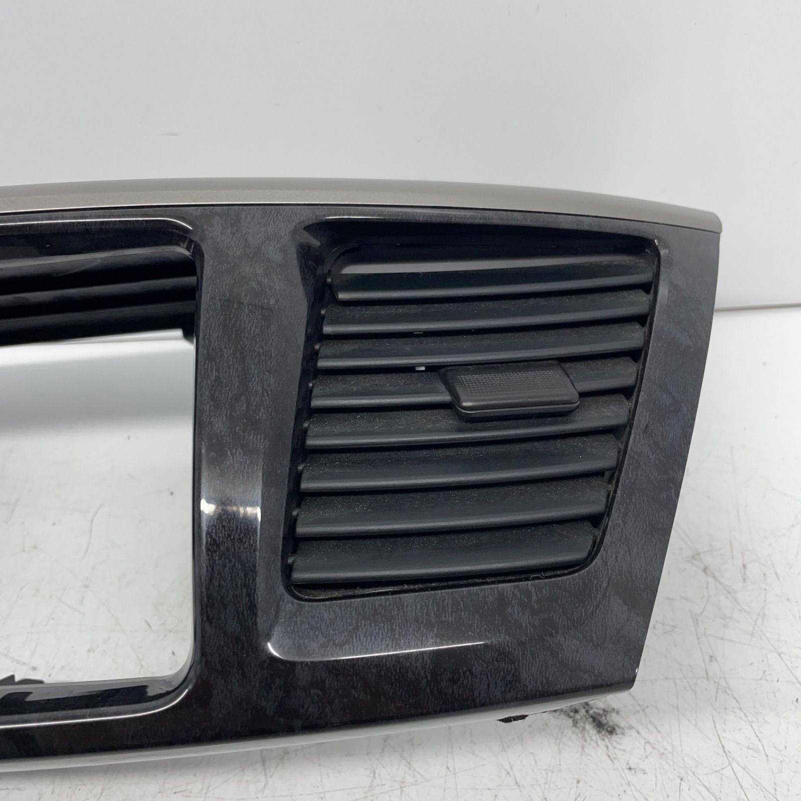 ヴォクシーAZR60オーディオパネルエアコン吹き出し口 スイッチ付 ヴォクシーAZR60オーディオパネルエアコン吹き出し口 スイッチ付