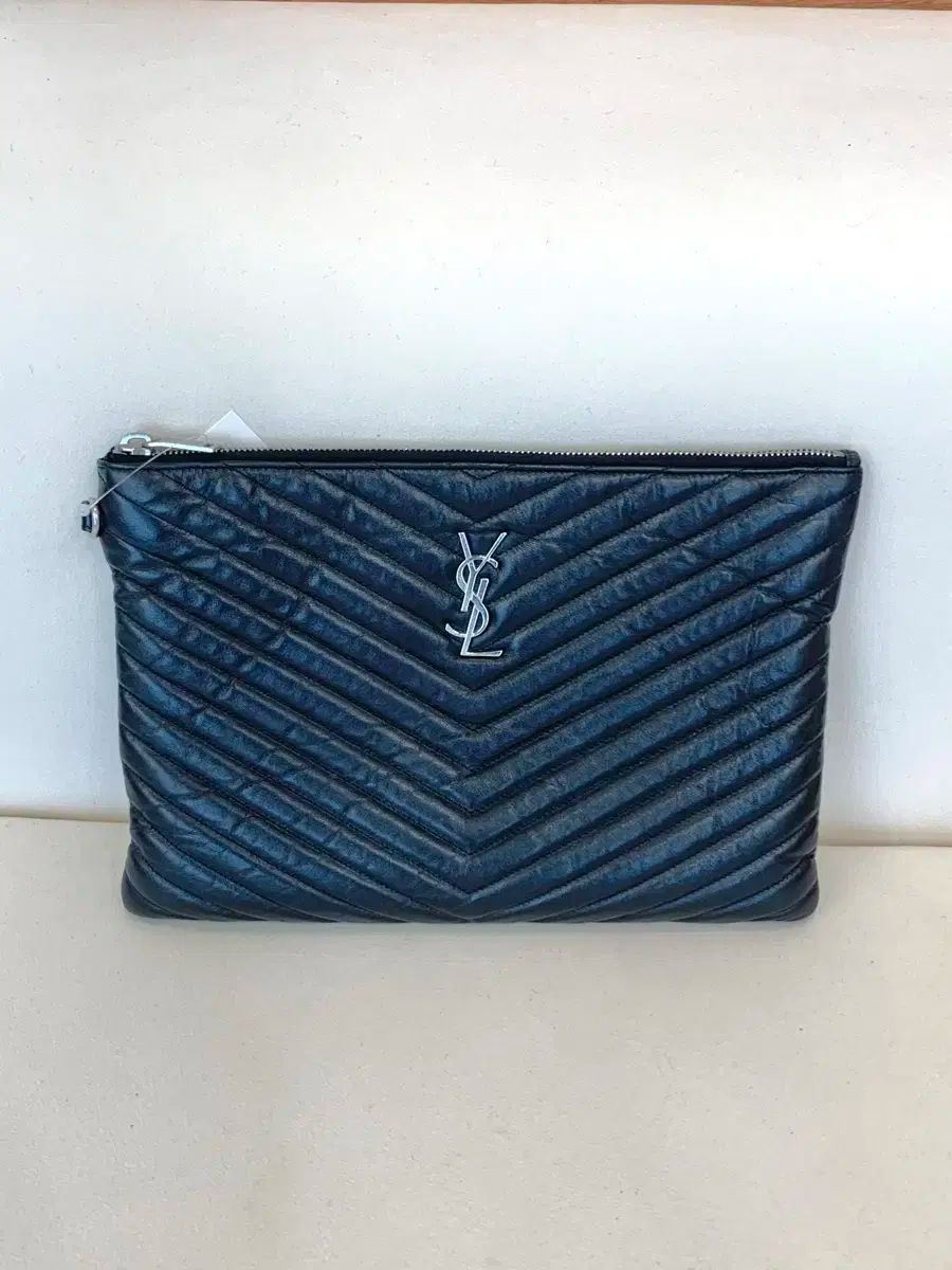 YVES SAINT LAURENT イヴ サンローラン マトラッセ シルバークラッチ