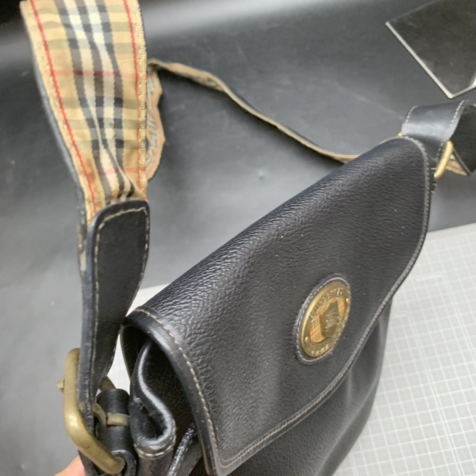 Z293 【Burberry】バーバリーズ レザーショルダーバッグ エンブレム ノバチェック Burberrys　ホースロゴ　イタリア製 中古ヴィンテージ Z293 【Burberry】バーバリーズ レザーショルダーバッグ エンブレム