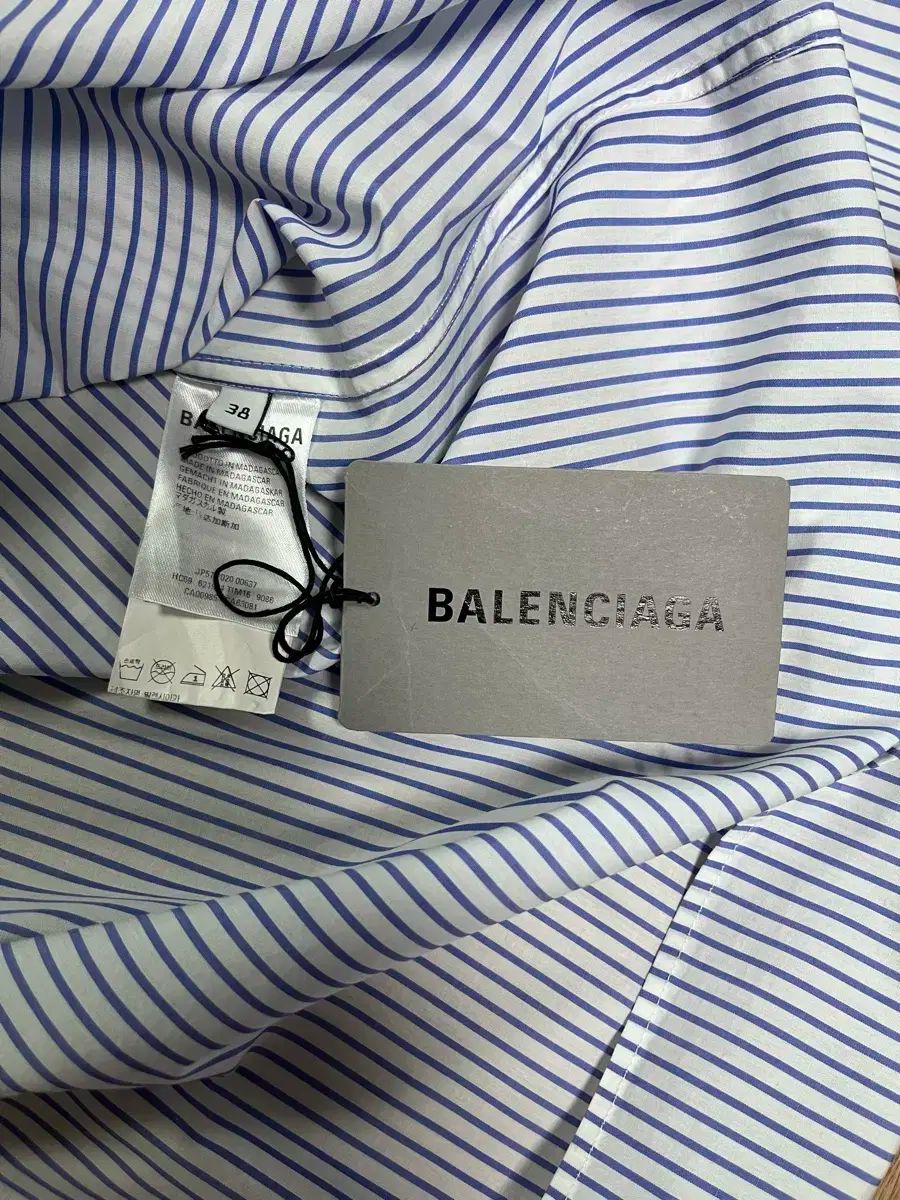 BALENCIAGA バレンシアガ バックロゴ ストライプ オーバーサイズシャツ BALENCIAGA バレンシアガ 青 オーバーサイズ ストライプ シャツ