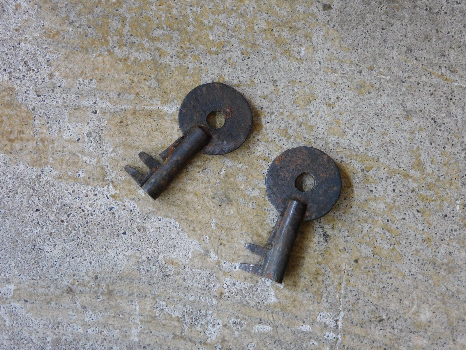 アンティーク箪笥金具カギ付き 揚羽蝶覆輪金具 前桐製 時代箪笥 鍵付き HK-a-05376 / たんす