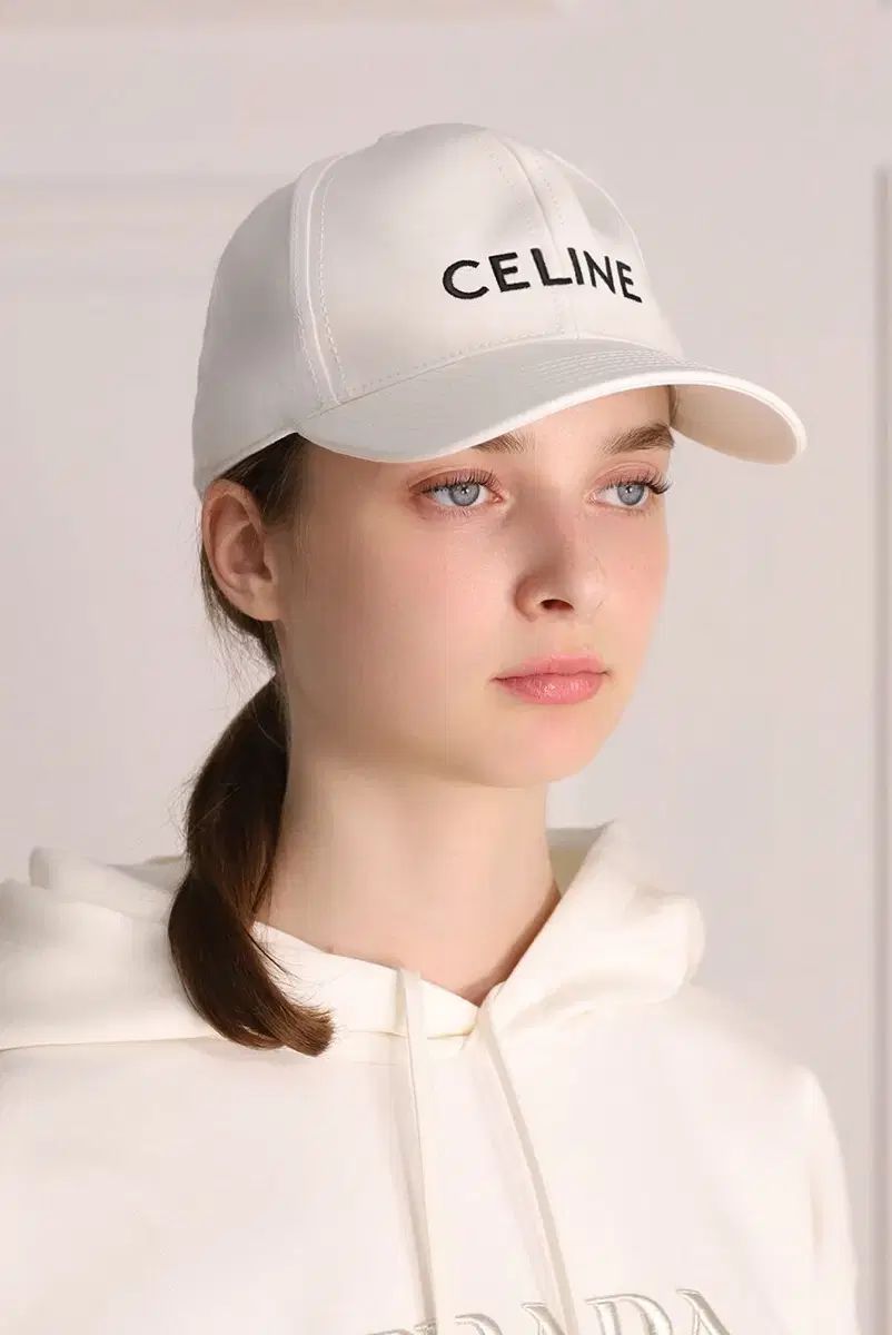 セリーヌ キャップ 白 イニシャル ベースボールキャップ / コットン