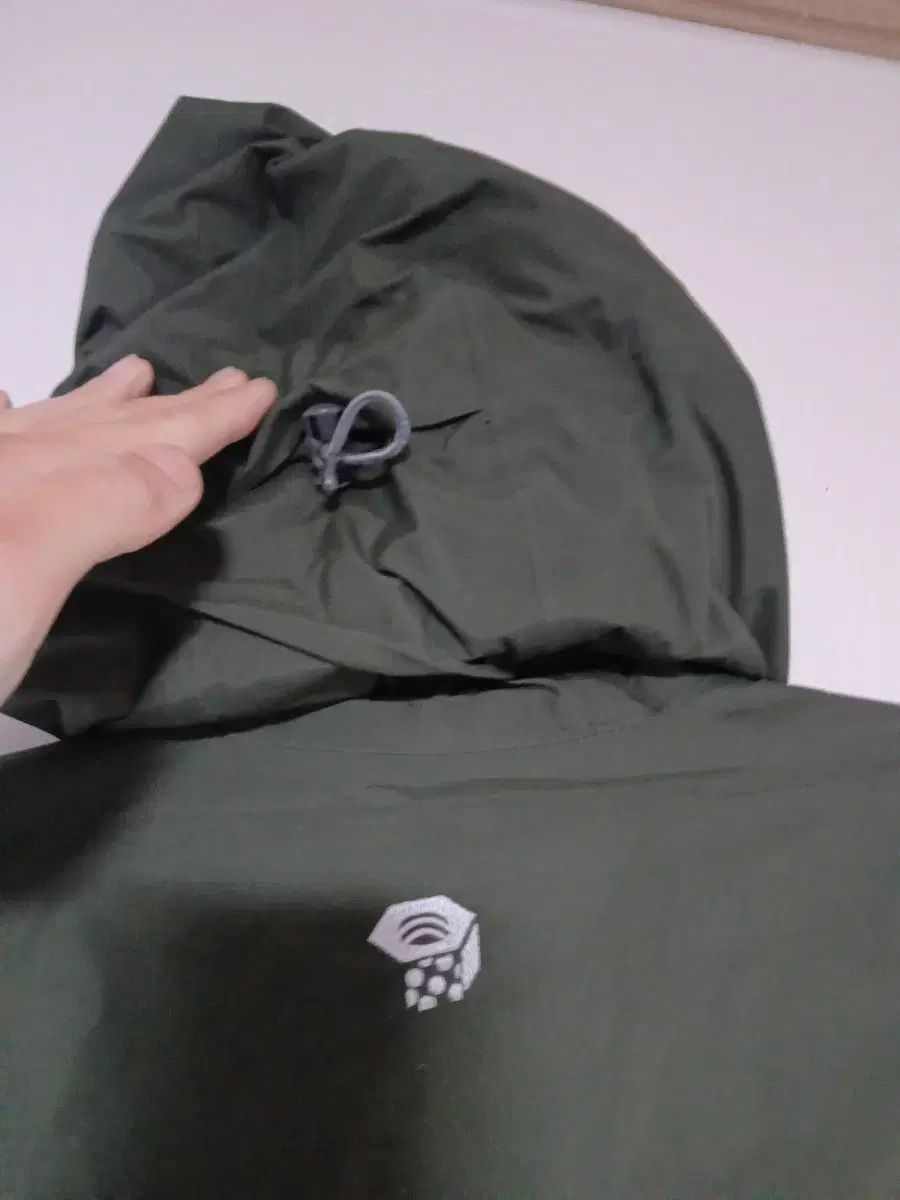 マウンテンハードウェアーのウィンドブレーカー MOUNTAIN HARD WEAR