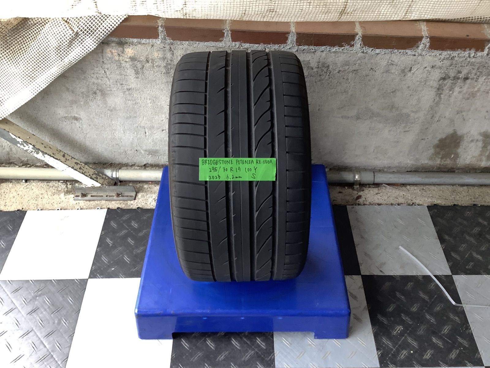 送料込み] 295/30R19 100Y 2023年製 BRIDGESTONE POTENZA RE 050A 