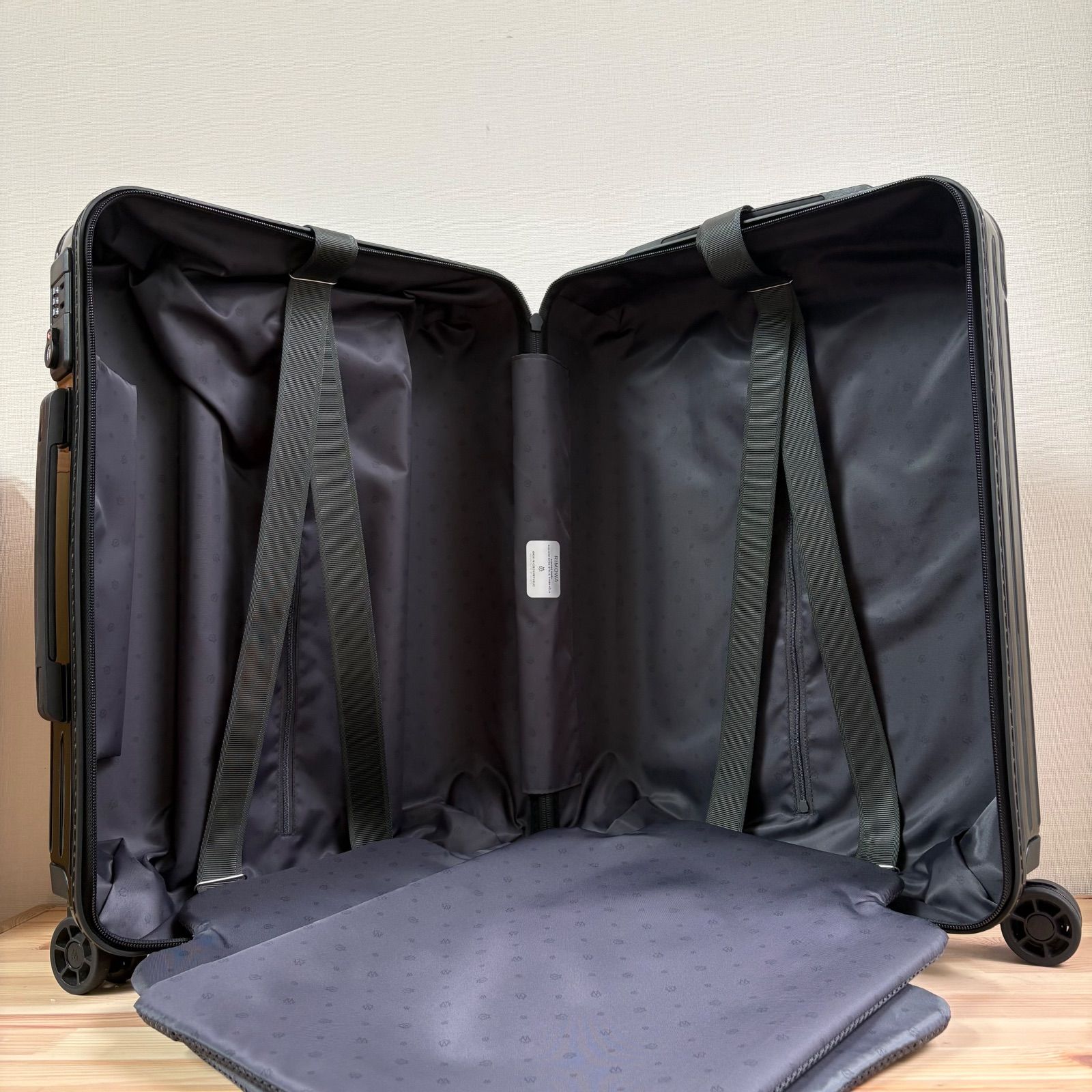 美 使用２回 RIMOWA Essential Cabin S 34L リモワ エッセンシャル キャビン S キャリーケース 機内ok KARIMZIABAT_FR