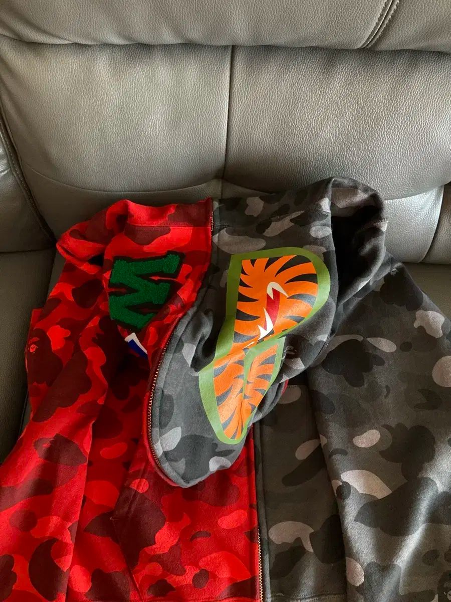 A BATHING APE アベイシングエイプ 黒×赤 フード付き ジップアップパーカー