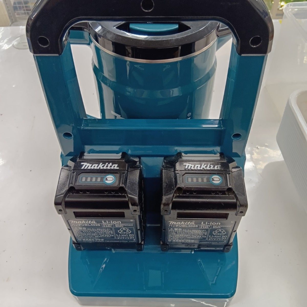 MAKITA マキタ KT001G ブルー 工具 工具関連用品 充電式ケトル 程度B 充電池2個付 コードレス式 40v×2 2.5Ah 211203621 キズ ヨゴレ有 WWW_KANDAIZUMI_COM