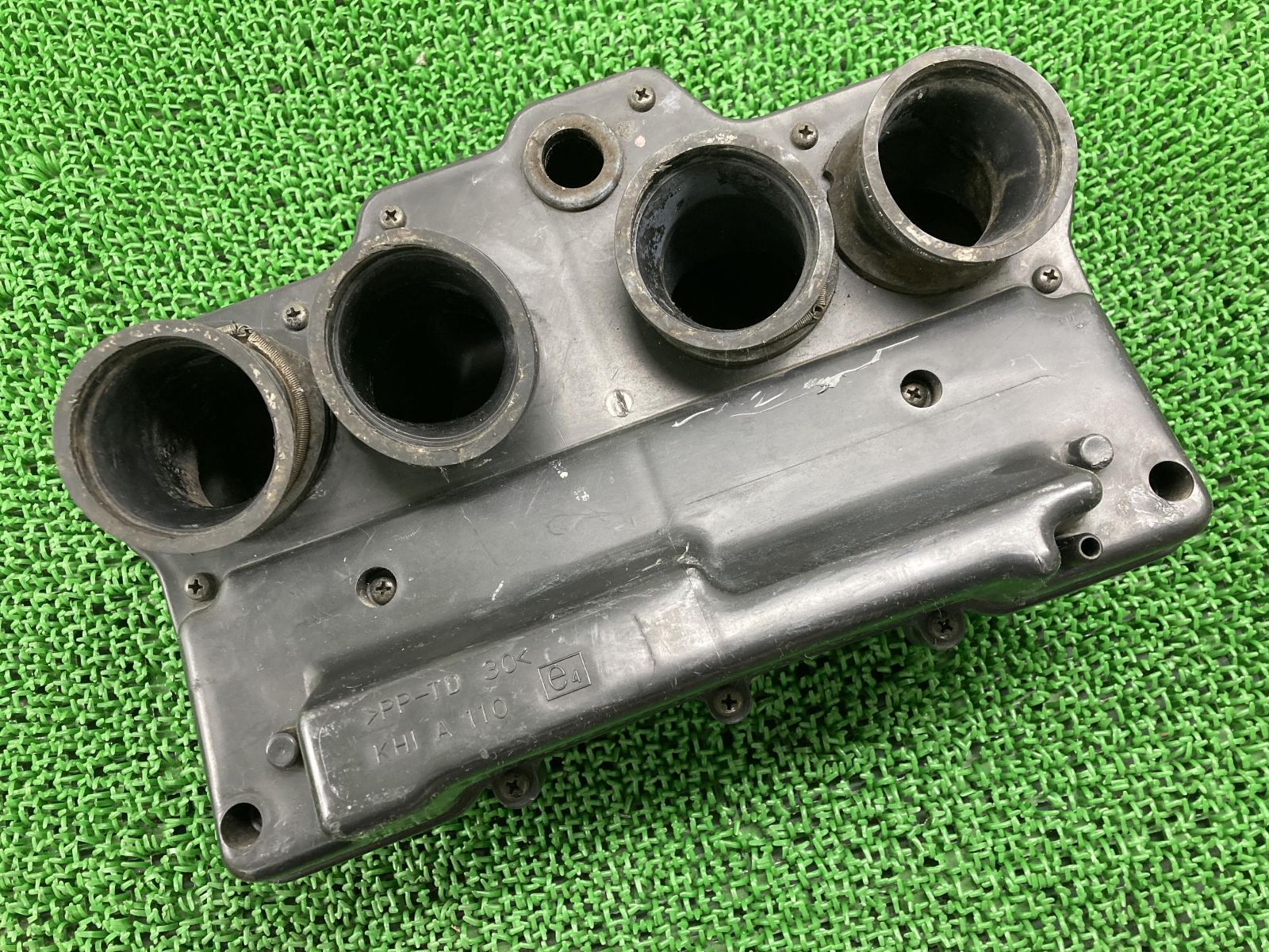 ZRX1200R エアクリーナーボックス A110 ZRT20A-037*** カワサキ 純正 中古 バイク 部品 ZRT20A 割れ欠け無し 品薄 希少品 車検 Genuine