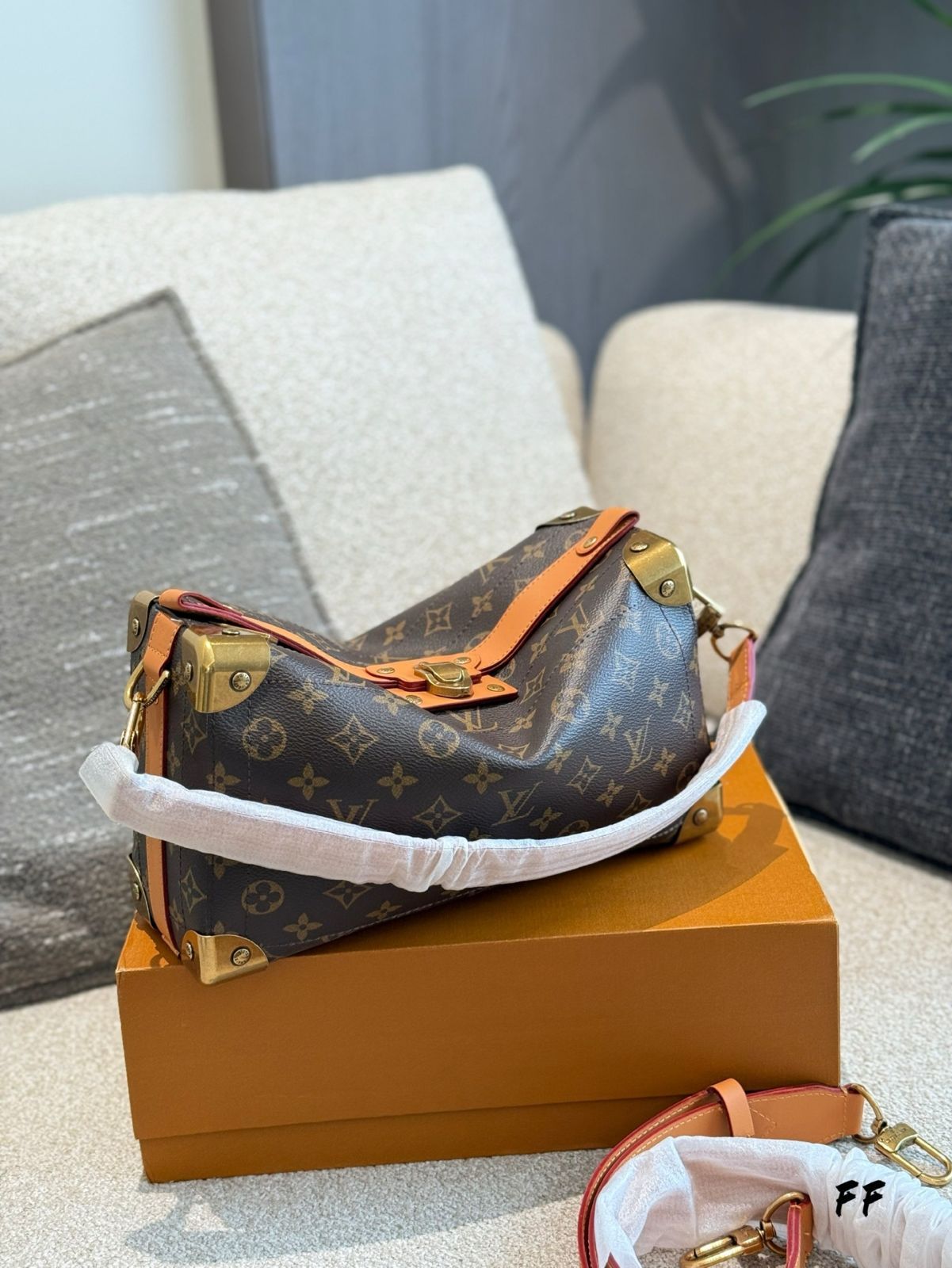 コーデに馴染む♪【Louis Vuitton】ソウル・トランク バッグ LOUIS VUITTON 2025年新作 ソウルトランク ブラックレザー 29cm