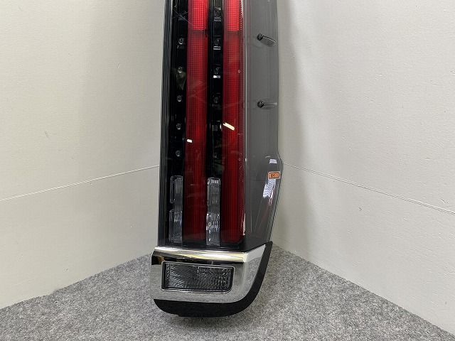 ノア　エスクァイア ZRR80/ZRR85 ZWR80 後期 左テールランプ エスクァイア/ノア 80系 ZRR80/ZRR85 ハイブリッド/ZWR80 純正 後期 右