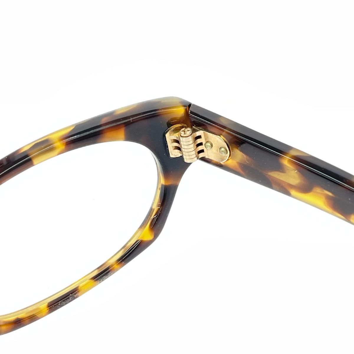 モデルの梨花がプロデュースし、鯖江で作られるアイウェアブランド