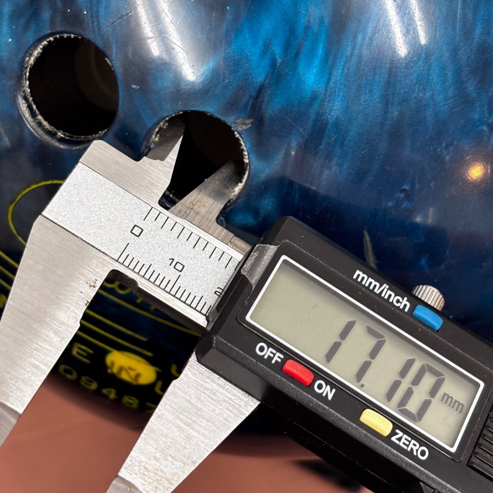 ボーリングボールとバックセット