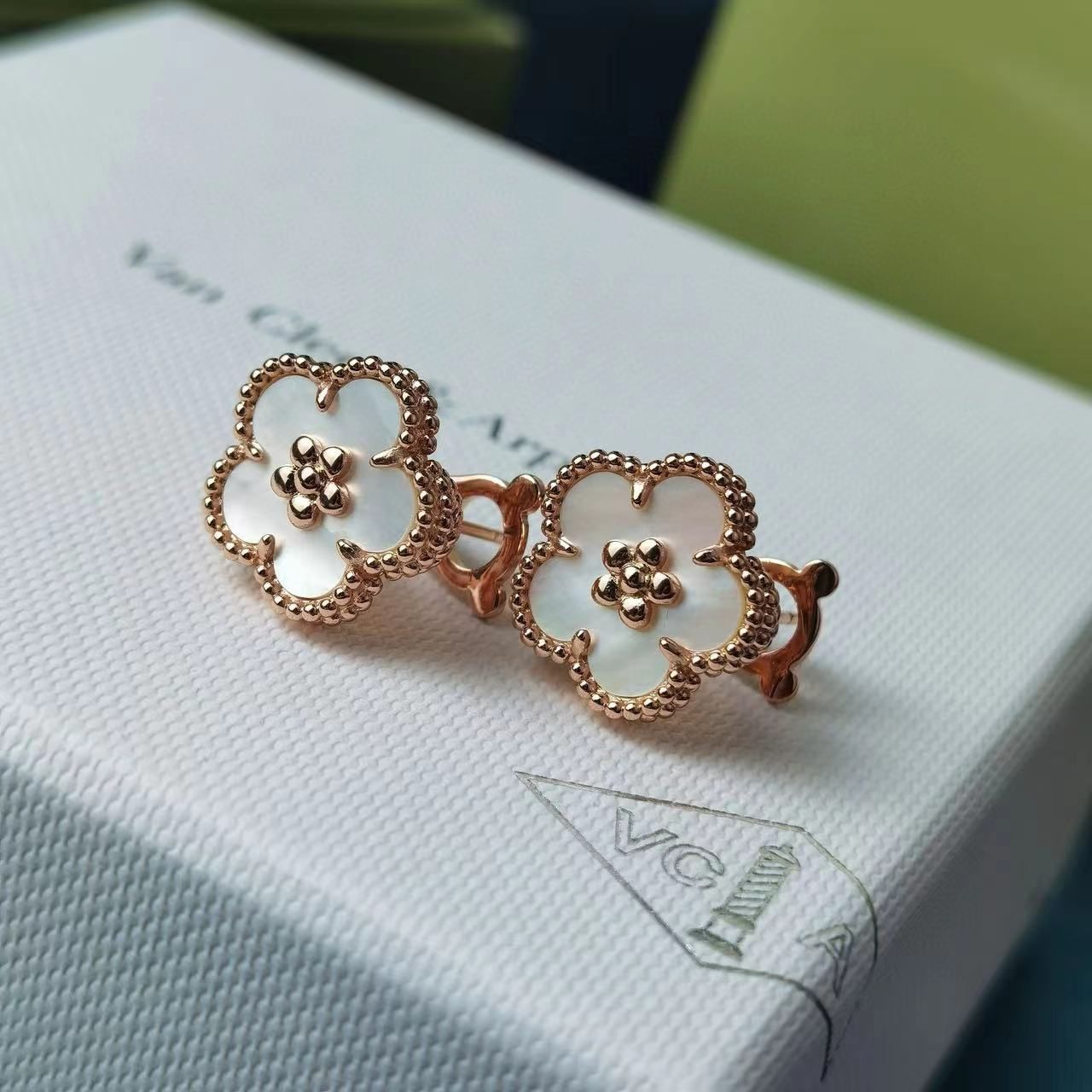 ヴァン クリーフ＆アーペル 梅のピアス Vca 四つ葉のクローバー