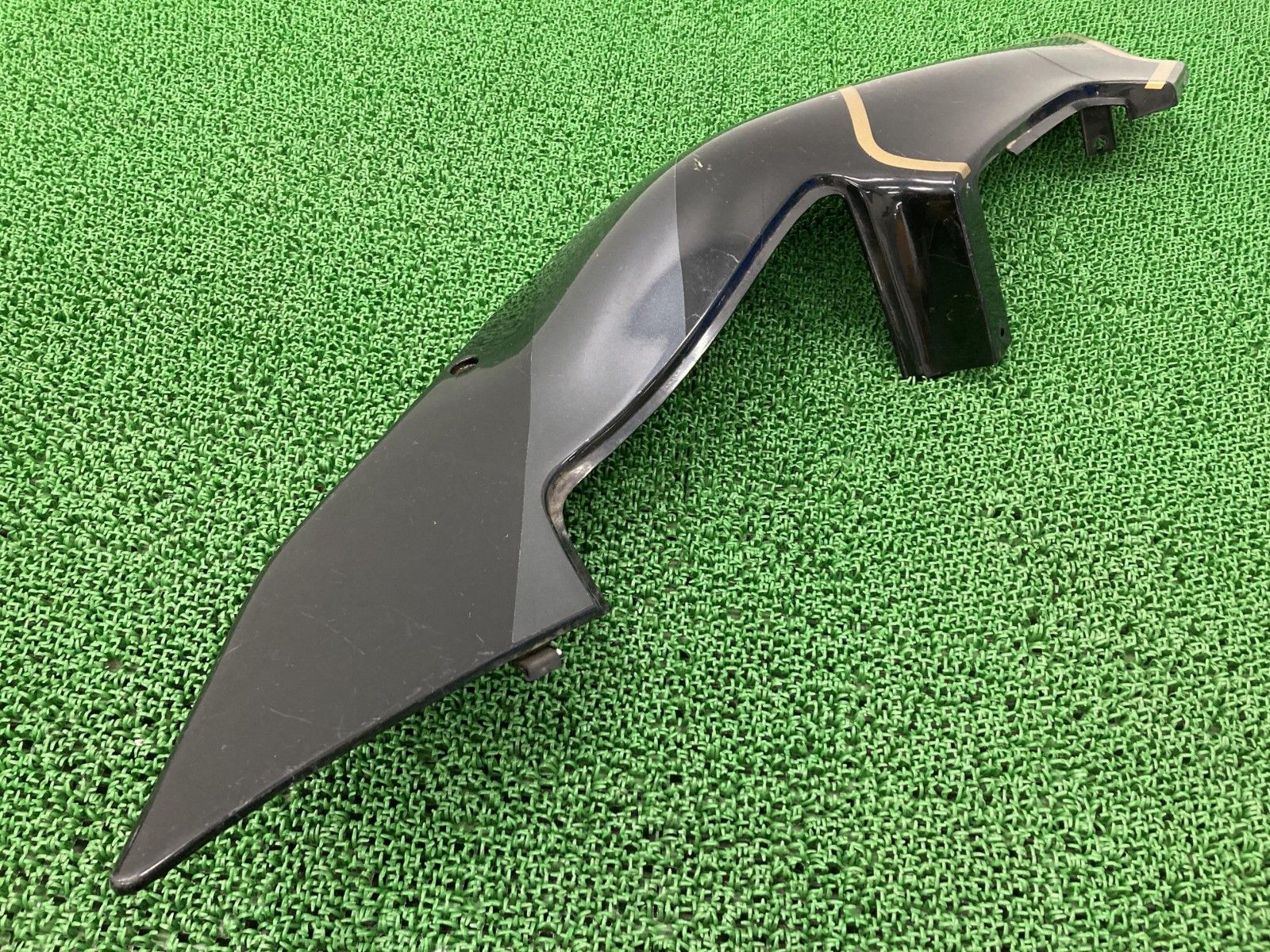ZXR250 シートカウル 右 黒 36001-1412 カワサキ 純正 バイク 部品 ZX250A 1989年モデル コケキズ無し 品薄 希少品 【中古】 3 バイク ZXR250 シートカウル 右 黒 36001-1412 カワサキ 純正 バイク