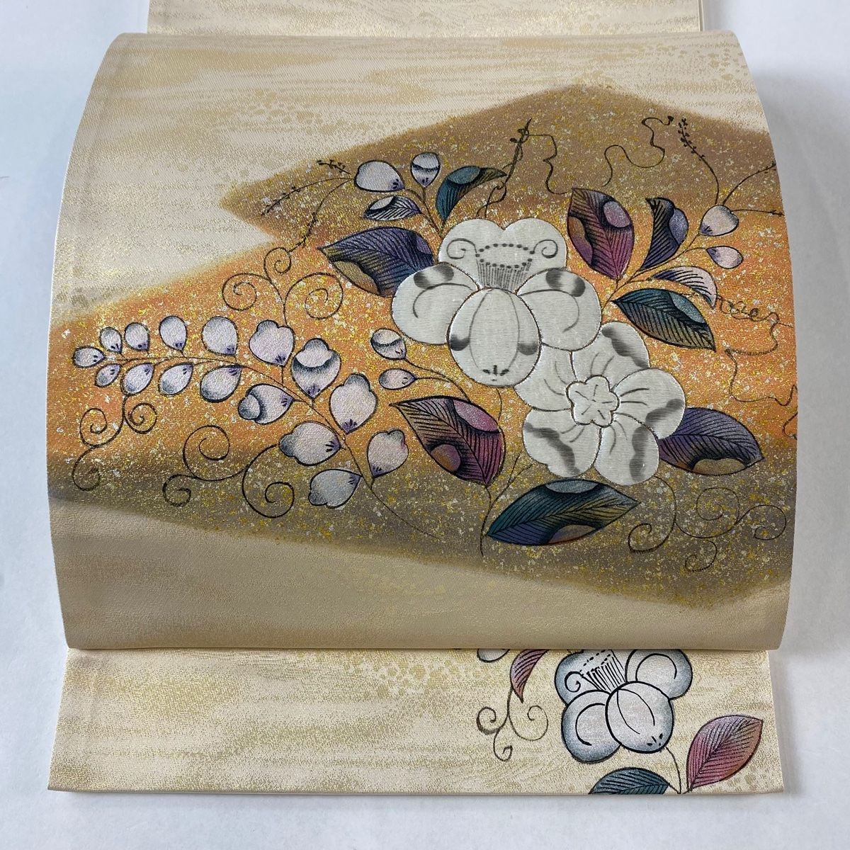 袋帯 美品 秀品 椿 刺繍 金銀彩 金色 お太鼓柄 正絹 【中古