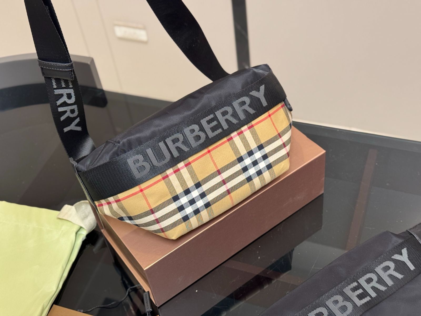 今日特価】Burberry ワイドベルトバッグ - メルカリ