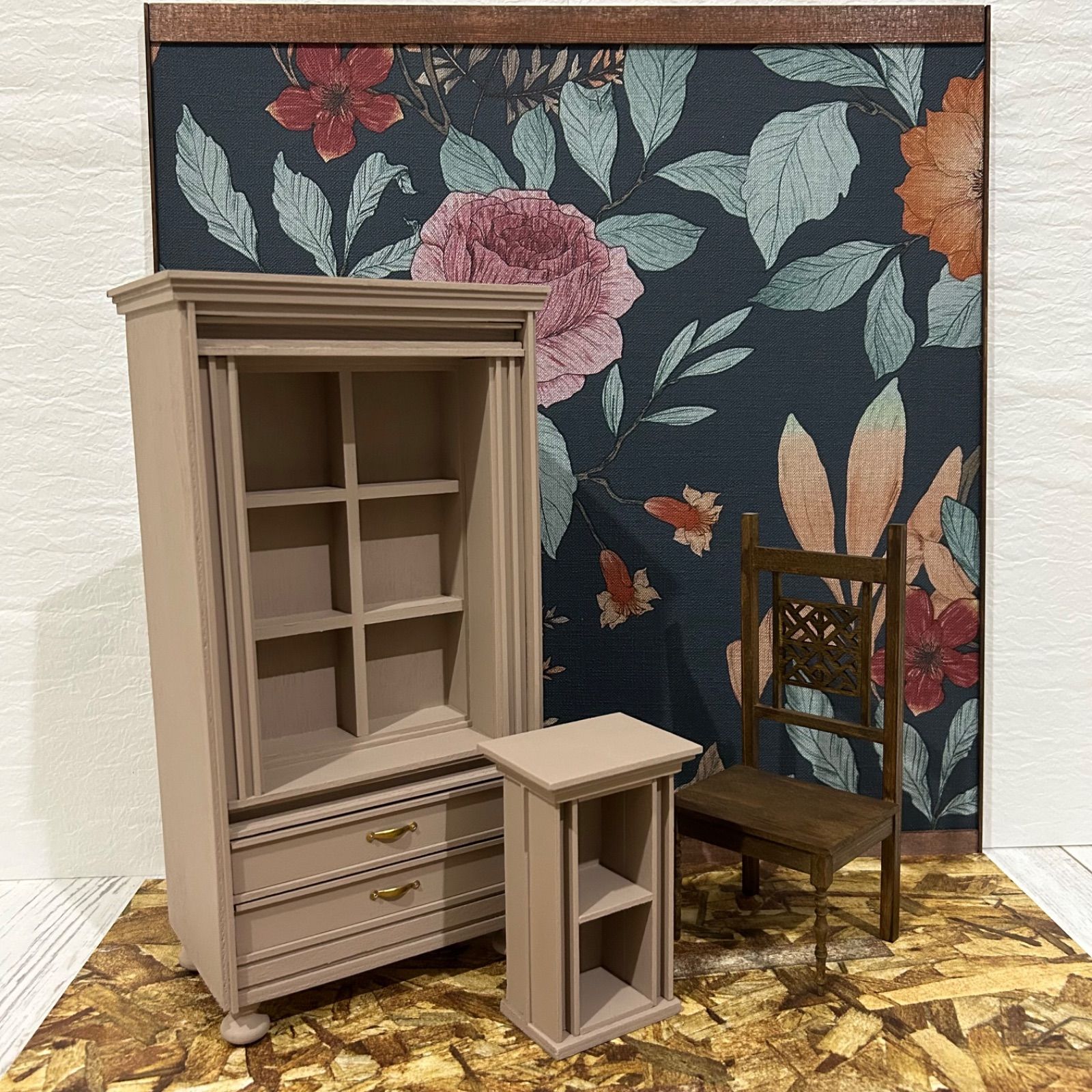 【家具付きドールハウス　リバーシブル　背景ボード　ハンドメイド】 飾り窓のあるリバーシブル背景ボード/撮影ボード/ドール用