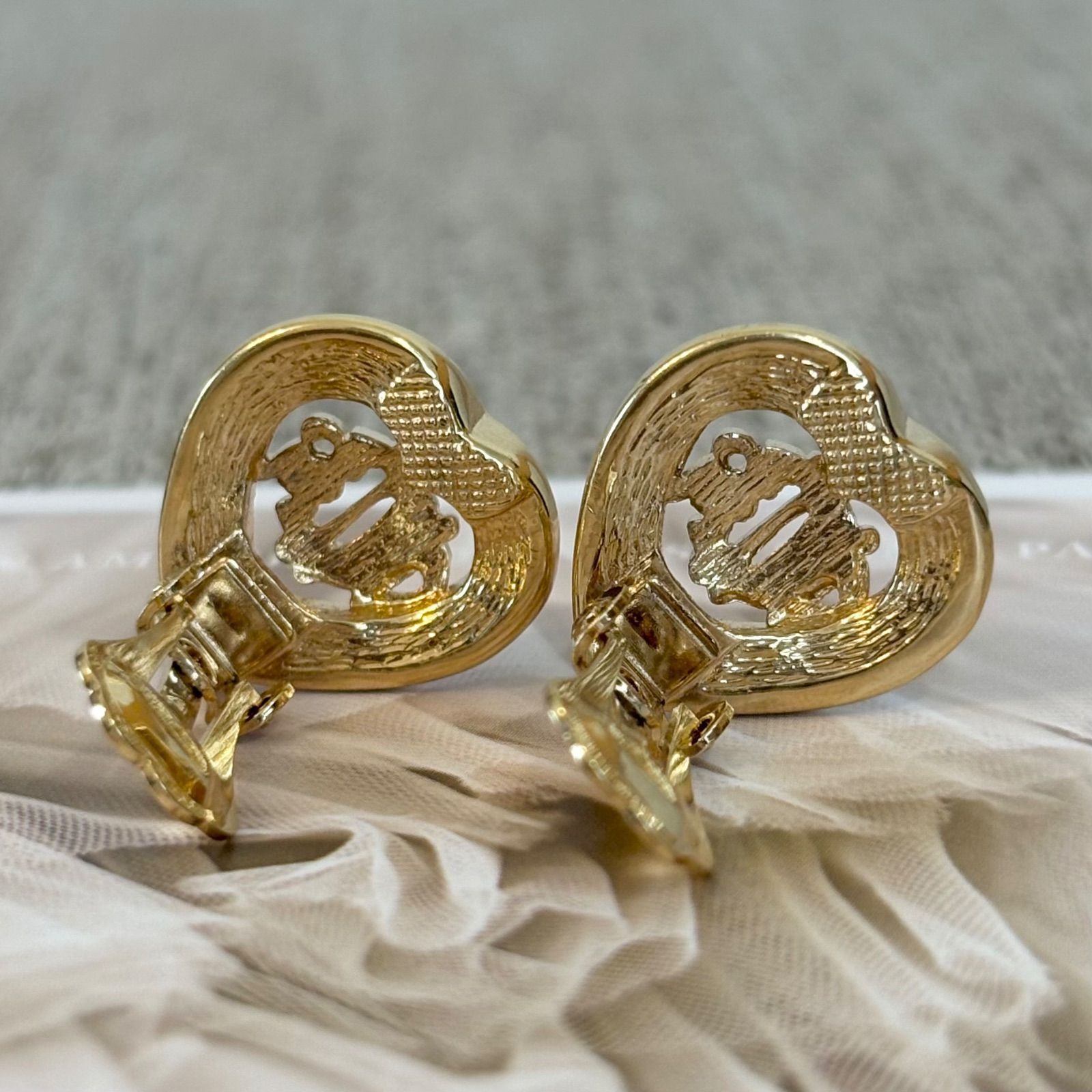 【ギフトにも】DIOR CDロゴ ハート ラインストーン ピアス 極美品】 【箱付き】Dior イヤリング CD 旧ロゴ エンブレム