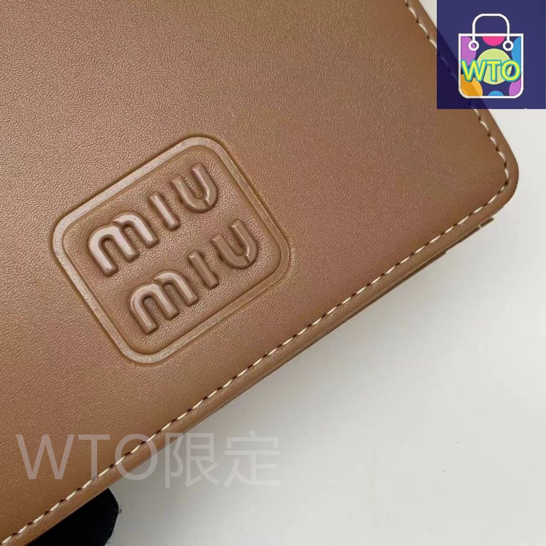 関税送料負担 ミュウミュウ レザーウォレット〈取り外し可能〉 miu ミュウミュウ 折り財布 MIU レザー スクエアウォレット