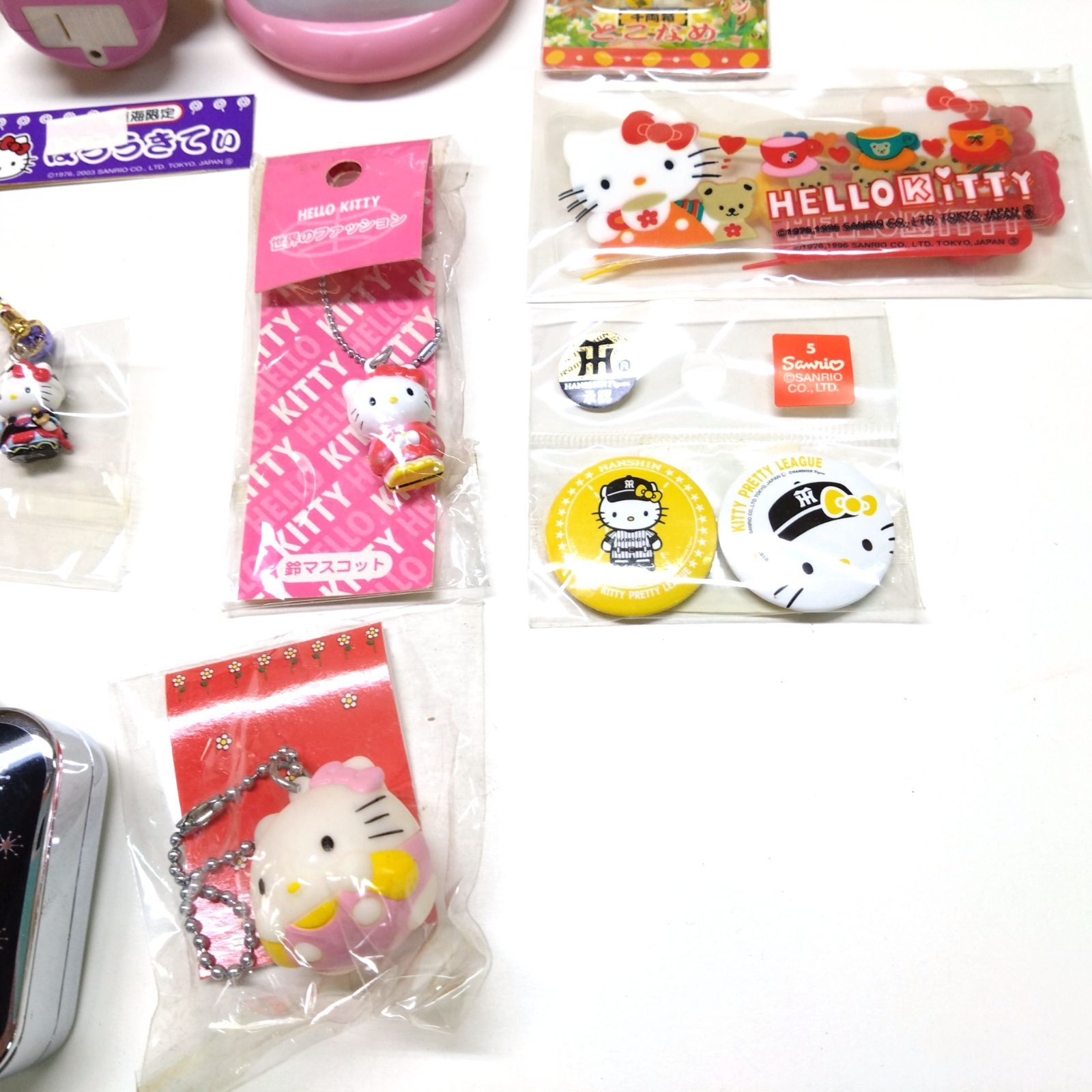 【285点まとめ】ハローキティ キーホルダー/缶バッチ/ミニ皿 Amazon｜スケーター (skater) ダイカット フタ付 ランチプレート
