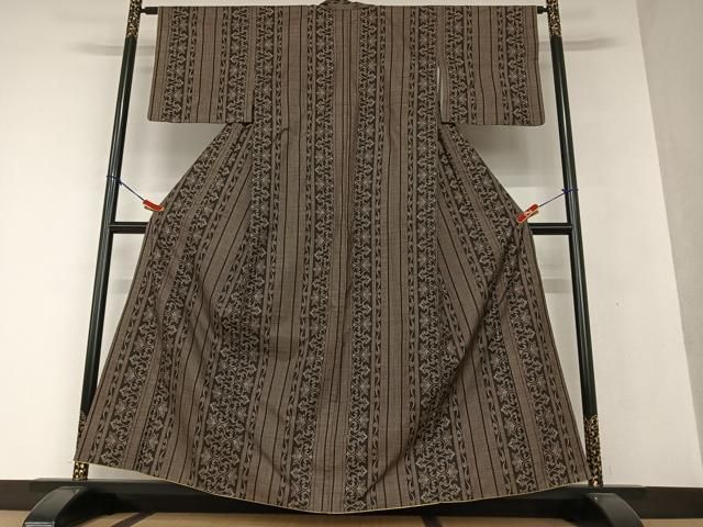 平和屋着物○本場大島紬 泥染め 一元7マルキ 唐草間道 正絹 逸品