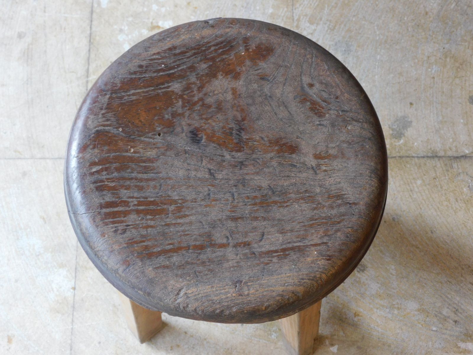 ふるい木味 ケヤキ 一枚板座面 丸椅子・スツール HK-a-04881 / 総