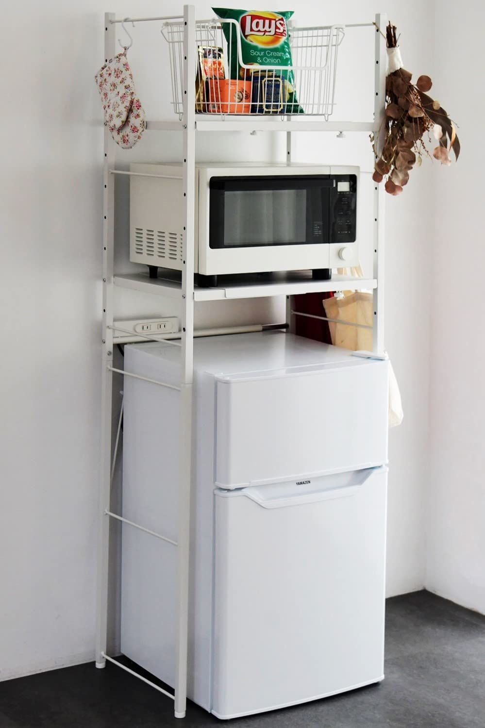 2口コンセント付き 全体耐荷重60kg ゴミ箱上ラック 幅50-79.5×奥行42×高さ170cm 高さ調節 棚板2枚 レンジラック フック4個付き レンジ台 スチール 山善 YAMAZEN 組立品 ホワイト EPE-2 WH