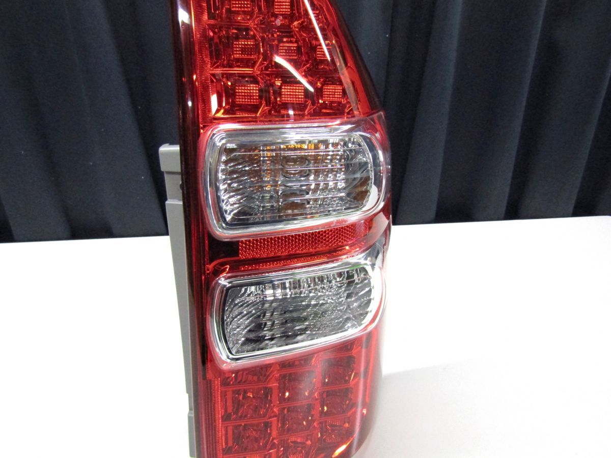 70 後期 ノア 右 テールレンズ 70 後期 ノア 右 テールレンズ