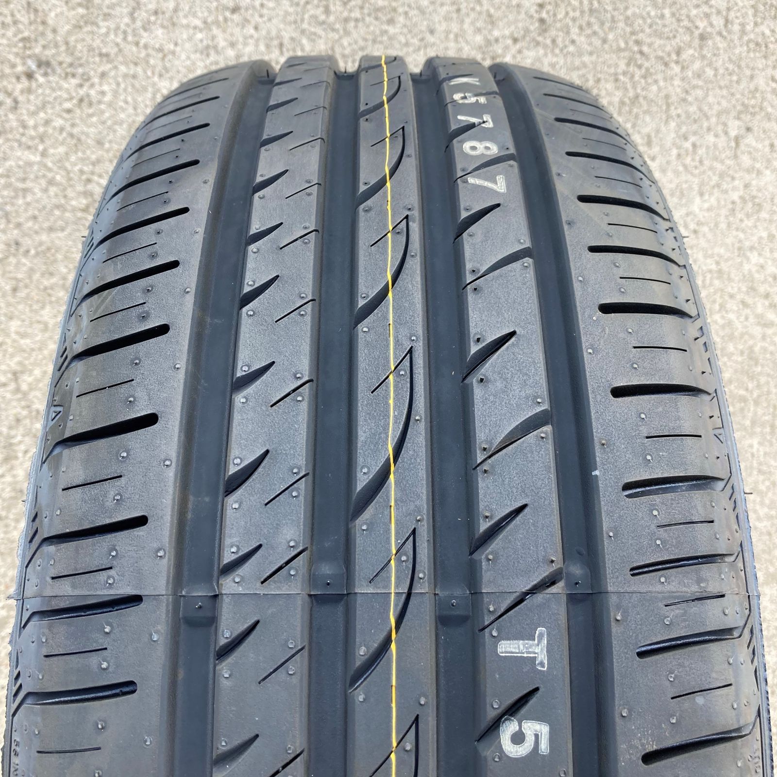 ROADSTONE 205/40ZR17 ４本 早い者勝ち 新品 サマータイヤ 1本 205/40R17 ロードストーン ユーロビス